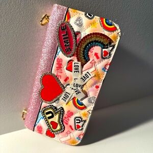 You will be sure to catch all eyes with this stunning, eclectic wallet!! 🩷💋🌈♥️💛